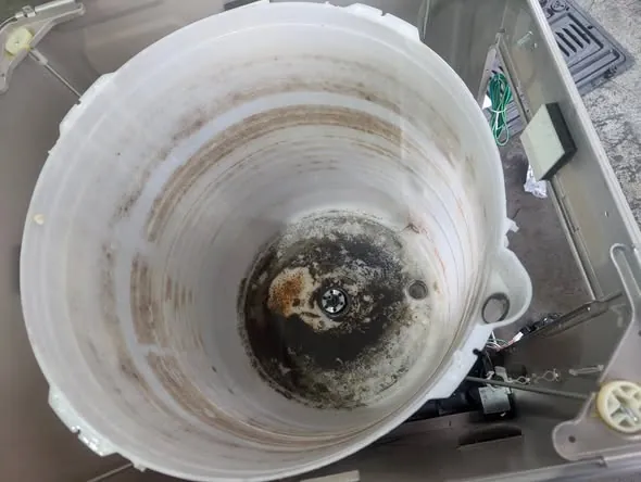 洗衣機清洗前：拆開後可見內槽外側累積的污垢